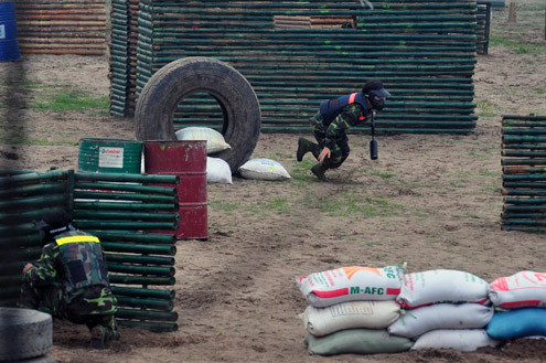 Tranh thủ lúc đối phương lơ đễnh, một "chiến sĩ" chạy vọt lên chiếm vị trí thuận lợi.