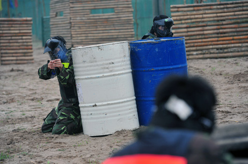 CLB có trọng tài cho thuê với giá 40.000 đồng một trận đánh để đảm bảo công bằng. Khi cả hai bên cùng trúng đạn, người cầm cân nảy mực sẽ quyết định ai là người "chết".