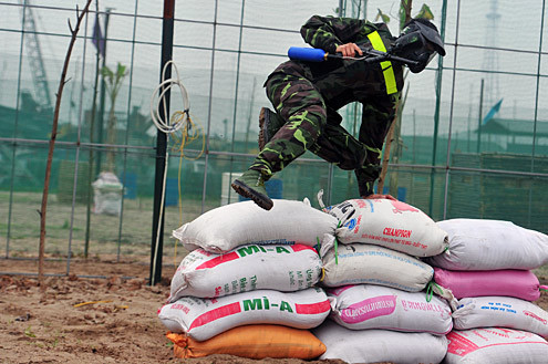 Một thanh niên mới chơi lần đầu tiên nhưng cũng tỏ ra khá thuần thục.