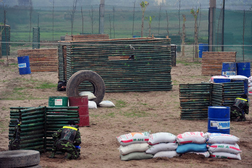 Một góc "chiến trường", với những ụ tre, lô cốt, bao cát, thùng phuy...
