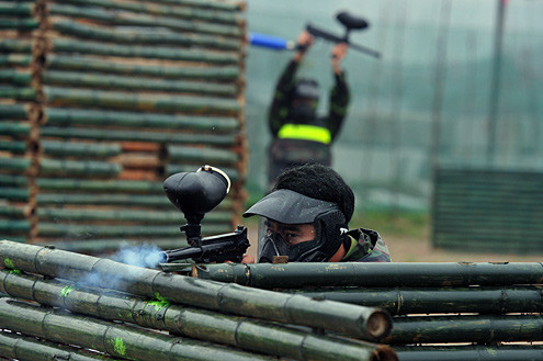 Một "chiến sĩ" phía trên đang chiến đấu, đồng đội phía sau ra hiệu lệnh hết đạn, cần tiếp tế.