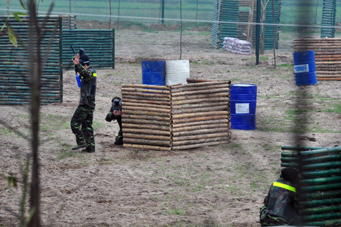 Giơ tay ra hiệu lệnh đã bị bắn "chết".