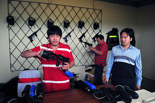 Sau khi xuất hiện tại TP HCM, Nha Trang vài năm trước đây, trò chơi đánh trận giả bằng súng sơn có mặt tại CLB Paintball Hà Nội sáng 23/2. Súng làm bằng nhựa, nặng 1,5-2 kg có bình chứa CO2 phía sau báng để tạo lực nén bắn đạn.