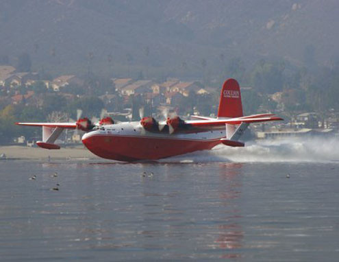 Chiếc máy bay có thể hút nước từ mặt hồ trong khi đang bay, với tốc độ 1.621 gallon nước chỉ trong 12 giây. Trong mỗi tiếng đồng hồ chữa cháy, chủ yếu là đối với các vụ cháy rừng, Bombardier 415 có thể đạt tới năng suất 9 lần thả nước trong vòng một tiếng đồng hồ, xả ra tổng cộng 14.600 gallon nước. Chiếc máy bay có thể hút nước từ mặt hồ trong khi đang bay, với tốc độ 1.621 gallon nước chỉ trong 12 giây. Trong mỗi tiếng đồng hồ chữa cháy, chủ yếu là đối với các vụ cháy rừng, Bombardier 415 có thể đạt tới năng suất 9 lần thả nước trong vòng một tiếng đồng hồ, xả ra tổng cộng 14.600 gallon nước.