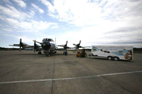 Tuy nhiên, mới đây chính quyền nước này đã đề xuất cắt giảm ngân sách cho việc dự báo thời tiết, trong đó có cắt giảm 40% chi phí dành cho máy bay dự báo bão. Do đó tương lai của hai chiếc máy bay này khá mờ mịt. Tuy nhiên, mới đây chính quyền nước này đã đề xuất cắt giảm ngân sách cho việc dự báo thời tiết, trong đó có cắt giảm 40% chi phí dành cho máy bay dự báo bão. Do đó tương lai của hai chiếc máy bay này khá mờ mịt.