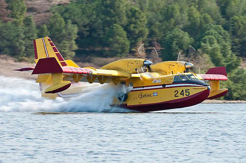 Ngoài ra, trong nhiều trường hợp khác người ta còn huy động Bombardier 415 để tìm kiếm và cứu nạn hay vận chuyển công nhân. Giá của từng chiếc máy bay cứu hỏa không được tiết lộ, tuy nhiên nhà sản xuất Bombardier cho biết tính đến tháng 3/2011, họ đã bán được 415 chiếc Bombardier 415 thu về tổng cộng 162 triệu USD. Ngoài ra, trong nhiều trường hợp khác người ta còn huy động Bombardier 415 để tìm kiếm và cứu nạn hay vận chuyển công nhân. Giá của từng chiếc máy bay cứu hỏa không được tiết lộ, tuy nhiên nhà sản xuất Bombardier cho biết tính đến tháng 3/2011, họ đã bán được 415 chiếc Bombardier 415 thu về tổng cộng 162 triệu USD.