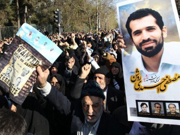 Vụ ám sát nhà khoa học Mostafa Ahmadi Roshan gây công phẫn trong dư luận Iran (Ảnh: RT)