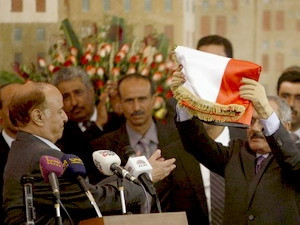 Cựu Tổng thống Yemen Ali Abdullah Saleh trao lá cờ Yemen cho Tổng thống Abd-Rabbu Mansour Hadi. (Nguồn: Reuters) Cựu Tổng thống Yemen Ali Abdullah Saleh trao lá cờ Yemen cho Tổng thống Abd-Rabbu Mansour Hadi. (Nguồn: Reuters)