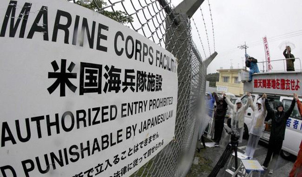 Một cuộc biểu tình của người dân trên đảo Ginowan (Ảnh: Reuters) Một cuộc biểu tình của người dân trên đảo Ginowan (Ảnh: Reuters)