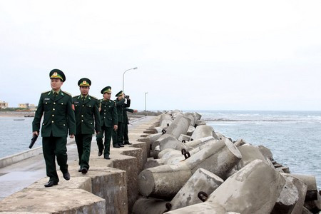 Nơi đảo xa, các anh vẫn ngày đêm canh gác.. Nơi đảo xa, các anh vẫn ngày đêm canh gác..