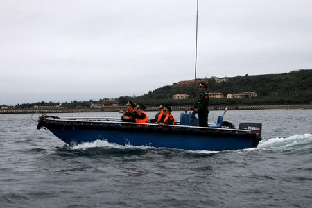 Các chiến sĩ tuần tra trên biển. Các chiến sĩ tuần tra trên biển.