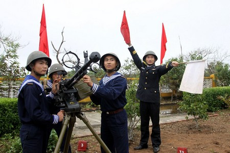 Đóng quân nơi đảo xa, cán bộ chiến sĩ đảo Bạch Long Vĩ thường xuyên nâng cao cảnh giác, luyện tập sẵn sàng chiến đấu để bảo vệ vững chắc chủ quyền biển-đảo của Tổ quốc. ẢNH: Các chiến sĩ trẻ diễn tập phương án tác chiến. Đóng quân nơi đảo xa, cán bộ chiến sĩ đảo Bạch Long Vĩ thường xuyên nâng cao cảnh giác, luyện tập sẵn sàng chiến đấu để bảo vệ vững chắc chủ quyền biển-đảo của Tổ quốc. ẢNH: Các chiến sĩ trẻ diễn tập phương án tác chiến.