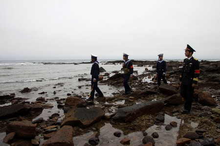 Đất liền hãy yên tâm, nơi đây những nguời lĩnh trẻ luôn chắc tay súng canh giữ biển trời. Đất liền hãy yên tâm, nơi đây những nguời lĩnh trẻ luôn chắc tay súng canh giữ biển trời.