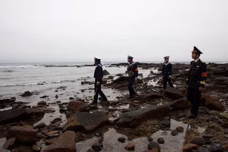 Đất liền hãy yên tâm, nơi đây những nguời lĩnh trẻ luôn chắc tay súng canh giữ biển trời.