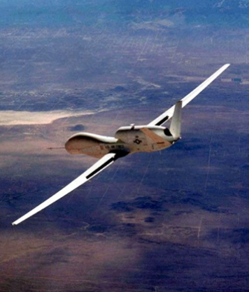 6. Global Hawk. Global Hawk là máy bay do thám không người lái hiện đại nhất của quân đội Mỹ. Nó được đánh giá là sự kì diệu của công nghệ Mỹ, với khả năng do thám trên một diện tích lớn, bay liên tục 30 giờ trước khi hết nhiên liệu và quan sát một khu vực có diện tích lên tới 100.000 km2, sau đó ghi hình các mục tiêu. 6. Global Hawk. Global Hawk là máy bay do thám không người lái hiện đại nhất của quân đội Mỹ. Nó được đánh giá là sự kì diệu của công nghệ Mỹ, với khả năng do thám trên một diện tích lớn, bay liên tục 30 giờ trước khi hết nhiên liệu và quan sát một khu vực có diện tích lên tới 100.000 km2, sau đó ghi hình các mục tiêu.