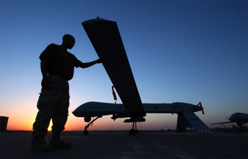 5. MQ-1 Predator. MQ-1 Predatorlà loại máy bay không người lái được sử dụng chủ yếu bởi không quân Mỹ và Cơ quan tình báo CIA. Ban đầu với thiết kế trinh sát, chiếc máy bay này được trang bị những loại camera hết sức tối tân. Tuy nhiên sau đó, để phục vụ tốt hơn cho tác chiến, nó được cải tiến để mang theo tên lửa nhằm phục vụ khả năng tấn công. 5. MQ-1 Predator. MQ-1 Predatorlà loại máy bay không người lái được sử dụng chủ yếu bởi không quân Mỹ và Cơ quan tình báo CIA. Ban đầu với thiết kế trinh sát, chiếc máy bay này được trang bị những loại camera hết sức tối tân. Tuy nhiên sau đó, để phục vụ tốt hơn cho tác chiến, nó được cải tiến để mang theo tên lửa nhằm phục vụ khả năng tấn công.