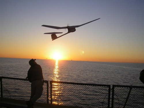 Với sải cánh dài 5m có thể gấp lại và trọng lượng hơn 2kg, chiếc Raven có thể được phóng đi làm nhiệm vụ trinh sát bằng tay. Với sải cánh dài 5m có thể gấp lại và trọng lượng hơn 2kg, chiếc Raven có thể được phóng đi làm nhiệm vụ trinh sát bằng tay.