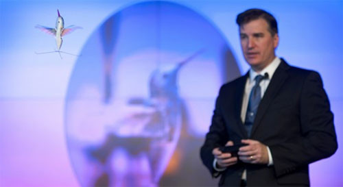 Với sải cánh dài 16,5cm và nặng khoảng 19 gram, chú chim ruồi Nano Hummingbird sẽ dễ dàng thực hiện các động tác cất và hạ cánh. Với sải cánh dài 16,5cm và nặng khoảng 19 gram, chú chim ruồi Nano Hummingbird sẽ dễ dàng thực hiện các động tác cất và hạ cánh.