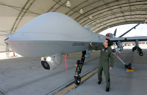 4. MQ-9 Reaper. MQ-9 Reaper là “kẻ săn-giết người” thực sự. Reaper là loại máy bay không người lái đầu tiên được biên chế cho không quân Hoa Kỳ. Ngoài khả năng được thiết kế để giám sát mục tiêu nhạy cảm trên chiến trường và cung cấp thông tin tình báo, MQ-9 Reaper còn là kẻ sát nhân thực sự với hệ thống vũ khí chuyên dụng được trang bị dưới hai cánh. 4. MQ-9 Reaper. MQ-9 Reaper là “kẻ săn-giết người” thực sự. Reaper là loại máy bay không người lái đầu tiên được biên chế cho không quân Hoa Kỳ. Ngoài khả năng được thiết kế để giám sát mục tiêu nhạy cảm trên chiến trường và cung cấp thông tin tình báo, MQ-9 Reaper còn là kẻ sát nhân thực sự với hệ thống vũ khí chuyên dụng được trang bị dưới hai cánh.