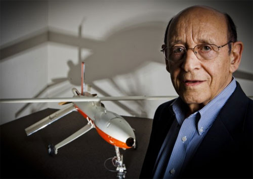 2. Albatross. Chuyên gia nghiên cứu Abraham Karem đứng cạnh chiếc máy bay không người lái Albatross tại căn cứ không quân Karem ở Lake Forest, California. Ông Karem nghiên cứu phát triển loại máy bay Albatross ngay tại garage nhà mình, và chúng chính là tiền thân của loại máy bay không người lái Predator đang được quân đội Mỹ sử dụng rộng rãi trên khắp thế giới. 2. Albatross. Chuyên gia nghiên cứu Abraham Karem đứng cạnh chiếc máy bay không người lái Albatross tại căn cứ không quân Karem ở Lake Forest, California. Ông Karem nghiên cứu phát triển loại máy bay Albatross ngay tại garage nhà mình, và chúng chính là tiền thân của loại máy bay không người lái Predator đang được quân đội Mỹ sử dụng rộng rãi trên khắp thế giới.