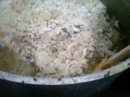 Diệt ruồi bằng phương pháp dân gian: Ruồi thích ánh sáng thường ban ngày, như do ruồi có mắt kép phản xạ nhanh với ánh sáng phản chiếu bởi loại gương cầu. Vì vậy người ta cho nước sạch vào túi nylon, treo trong nhà, ruồi bay qua bay lại gặp phải ánh sáng phản quang từ các túi nylon đựng nước, ruồi sợ và bay xa. Đây là biện pháp các quán hàng ăn uống thường sử dụng rất có hiệu quả. Diệt ruồi bằng phương pháp dân gian: Ruồi thích ánh sáng thường ban ngày, như do ruồi có mắt kép phản xạ nhanh với ánh sáng phản chiếu bởi loại gương cầu. Vì vậy người ta cho nước sạch vào túi nylon, treo trong nhà, ruồi bay qua bay lại gặp phải ánh sáng phản quang từ các túi nylon đựng nước, ruồi sợ và bay xa. Đây là biện pháp các quán hàng ăn uống thường sử dụng rất có hiệu quả.