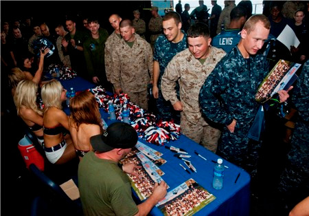 Thủy thủ nào cũng muốn được nhận quà từ các cô gái.