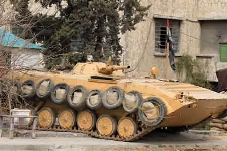 Xe tăng quân chính phủ án ngữ tại một đường phố ở quận Harasta, gần Damascus ngày 15/2/2012. Ảnh: AFP/TTXVN.