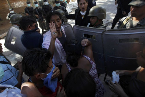 Người thân tù nhân tại Honduras đụng độ với cảnh sát khi tràn vào nhà xác ngày 21/2 Người thân tù nhân tại Honduras đụng độ với cảnh sát khi tràn vào nhà xác ngày 21/2