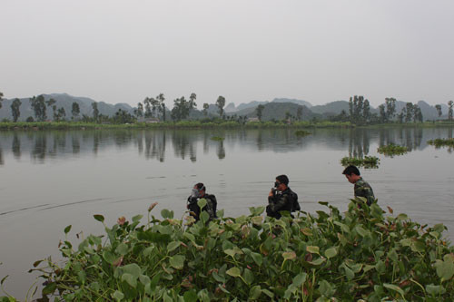 Dùng bèo tây để ẩn mình tiếp cận mục tiêu - Ảnh: Hải Đăng Dùng bèo tây để ẩn mình tiếp cận mục tiêu - Ảnh: Hải Đăng