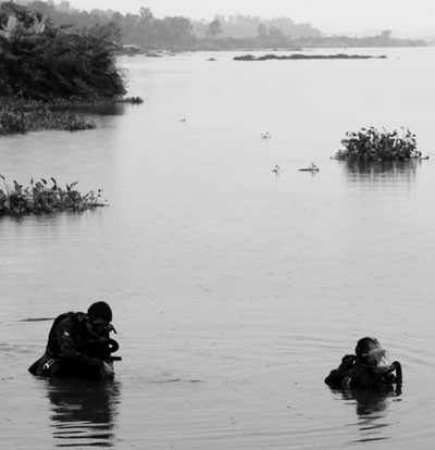 Chuẩn bị vượt sông - Ảnh: Hải Đăng Chuẩn bị vượt sông - Ảnh: Hải Đăng