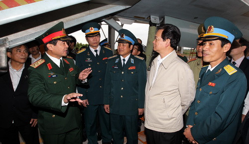 Cho rằng dù chúng ta sống trong hòa bình song nhiệm vụ xây dựng quốc phòng là hết sức quan trọng, Thủ tướng nhấn mạnh, lực lượng vũ trang nói chung, Trung đoàn Không quân 940 nói riêng phải cảnh giác và sẵn sàng chiến đấu cao.