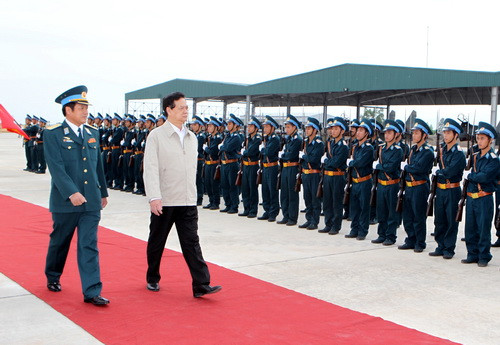 Ngày 1/2, Thủ tướng Nguyễn Tấn Dũng và nguyên Tổng bí thư Lê Khả Phiêu cùng Đoàn công tác của Chính phủ tới thăm, nói chuyện với cán bộ, chiến sĩ Trung đoàn 940, Sư đoàn 372 - Quân chủng Phòng không Không quân.