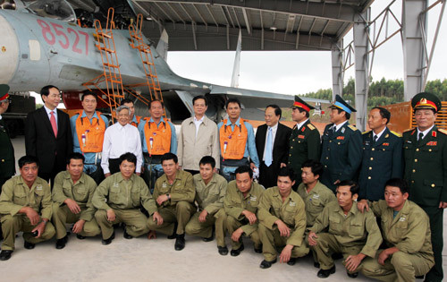 Đoàn công tác của Chính phủ chụp ảnh lưu niệm cùng cán bộ, chiến sĩ Trung đoàn 940.