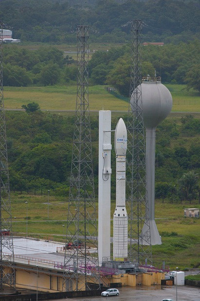 Vega được đặt tại khu vực phóng tàu vũ trụ Châu Âu ở Guiana, Pháp. Vega được đặt tại khu vực phóng tàu vũ trụ Châu Âu ở Guiana, Pháp.