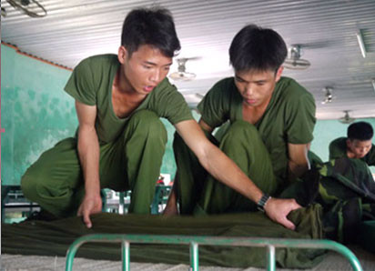 Chiến sĩ mới tập gấp chăn màn. Chiến sĩ mới tập gấp chăn màn.