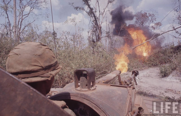 Trung đoàn Kỵ binh bọc thép số 11 của Lục quân Mỹ. ẢNH: Giặc Mỹ - Ngụy phóng hỏa mọi thứ cản trở đường hành quân Trung đoàn Kỵ binh bọc thép số 11 của Lục quân Mỹ. ẢNH: Giặc Mỹ - Ngụy phóng hỏa mọi thứ cản trở đường hành quân