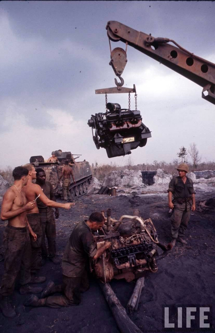 Trung đoàn Kỵ binh bọc thép số 11 của Lục quân Mỹ. ẢNH: Lính Mỹ sửa chữa động cơ xe thiếp giáp bị hỏng Trung đoàn Kỵ binh bọc thép số 11 của Lục quân Mỹ. ẢNH: Lính Mỹ sửa chữa động cơ xe thiếp giáp bị hỏng