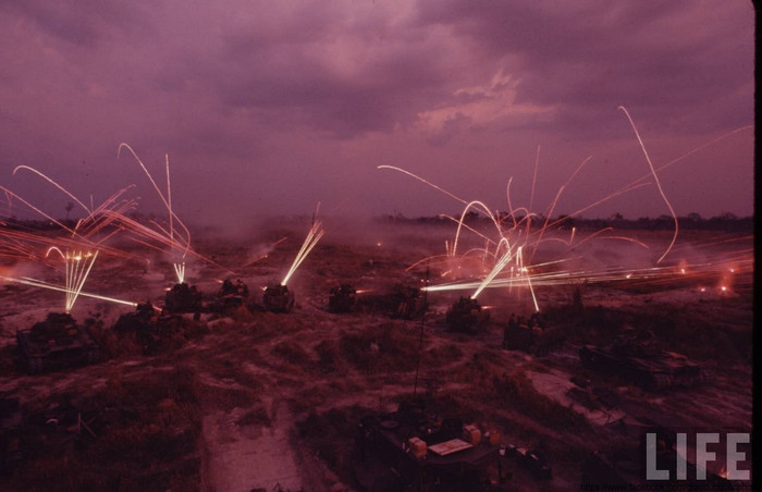 Trung đoàn Kỵ binh bọc thép số 11 của Lục quân Mỹ bắn phá dữ dội vào những nơi nghi có Quân giải phóng Trung đoàn Kỵ binh bọc thép số 11 của Lục quân Mỹ bắn phá dữ dội vào những nơi nghi có Quân giải phóng