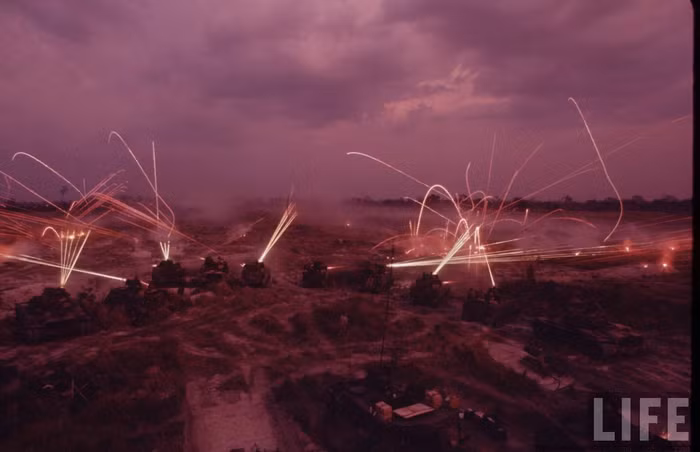 Trung đoàn Kỵ binh bọc thép số 11 của Lục quân Mỹ bắn phá dữ dội vào những nơi nghi có Quân giải phóng Trung đoàn Kỵ binh bọc thép số 11 của Lục quân Mỹ bắn phá dữ dội vào những nơi nghi có Quân giải phóng