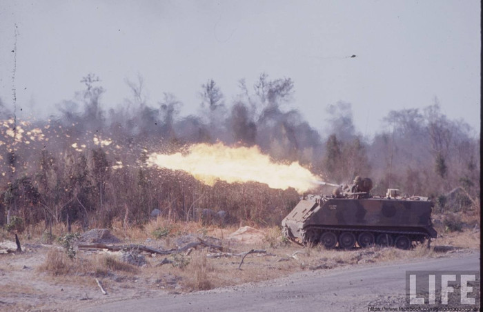 Trung đoàn Kỵ binh bọc thép số 11 của Lục quân Mỹ. ẢNH: Giặc Mỹ - Ngụy phóng hỏa mọi thứ cản trở đường hành quân Trung đoàn Kỵ binh bọc thép số 11 của Lục quân Mỹ. ẢNH: Giặc Mỹ - Ngụy phóng hỏa mọi thứ cản trở đường hành quân
