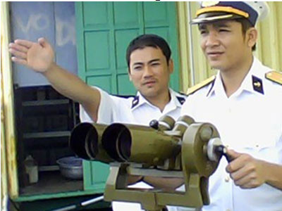 Thiếu úy Nguyễn Mạnh Tuấn cùng đồng đội quan sát mục tiêu trên biển Thiếu úy Nguyễn Mạnh Tuấn cùng đồng đội quan sát mục tiêu trên biển