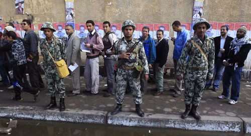 Lực lượng an ninh canh gác tại các phòng phiếu trong cuộc bầu cử Thượng viện vừa qua- Ảnh: AFP Lực lượng an ninh canh gác tại các phòng phiếu trong cuộc bầu cử Thượng viện vừa qua- Ảnh: AFP