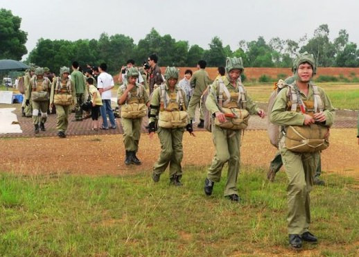Sau chuyến bay khí tượng, chỉ huy bay thông báo: “Tình hình thời tiết tốt cho phép AH - 2 cất cánh thực hiện nhiệm vụ huấn luyện nhảy dù”. Sau chuyến bay khí tượng, chỉ huy bay thông báo: “Tình hình thời tiết tốt cho phép AH - 2 cất cánh thực hiện nhiệm vụ huấn luyện nhảy dù”.
