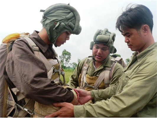 Hôm nay không chỉ riêng các vận động viên dù của CLB Hàng không phía Bắc mà còn có lính thuỷ đánh bộ của Quân chủng Hải Quân cũng thực hành huấn luyện đổ bộ đường không. Hôm nay không chỉ riêng các vận động viên dù của CLB Hàng không phía Bắc mà còn có lính thuỷ đánh bộ của Quân chủng Hải Quân cũng thực hành huấn luyện đổ bộ đường không.