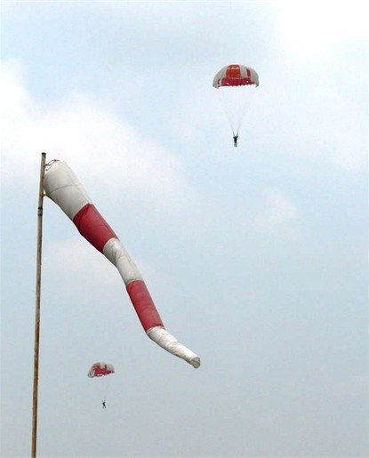 Bung dù rời máy bay Bung dù rời máy bay