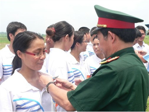 Niềm vui của các học viên khi được nhận chứng chỉ tốt nghiệp môn nhảy dù, đây là thành quả của hơn nửa năm rèn luyện và phấn đấu miệt mài của họ. Niềm vui của các học viên khi được nhận chứng chỉ tốt nghiệp môn nhảy dù, đây là thành quả của hơn nửa năm rèn luyện và phấn đấu miệt mài của họ.