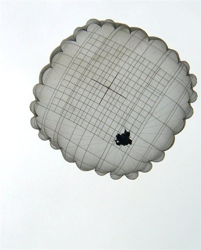 Máy bay rời đường băng và lượn vòng trái để lấy hướng tâm sau đó thả dù cát để kiểm tra hướng gió. Xác định gió thổi mạnh về hướng Đông nên ngay lần nhảy đầu tiên phi công đã cho máy bay lệch phải tâm 300m. Máy bay rời đường băng và lượn vòng trái để lấy hướng tâm sau đó thả dù cát để kiểm tra hướng gió. Xác định gió thổi mạnh về hướng Đông nên ngay lần nhảy đầu tiên phi công đã cho máy bay lệch phải tâm 300m.