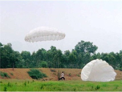 Và có những cú rơi lạc vị trí do các biệt kích dù còn thiếu kinh nghiệm điều khiển, bị gió cuốn vào bụi cây hoặc hồ nước. Và có những cú rơi lạc vị trí do các biệt kích dù còn thiếu kinh nghiệm điều khiển, bị gió cuốn vào bụi cây hoặc hồ nước.