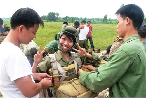 Tham dự bình đẳng như các đồng môn nam giới, các nữ "biệt kích dù" chuẩn bị trang phục, kiểm tra kỹ thuật trước khi lên máy bay Tham dự bình đẳng như các đồng môn nam giới, các nữ "biệt kích dù" chuẩn bị trang phục, kiểm tra kỹ thuật trước khi lên máy bay