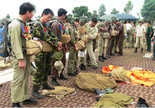 Để chuẩn bị cho cuộc nhảy dù hôm nay, đội ngũ phi công máy bay AH-2 và các kỹ thuật viên của Trung đoàn Không quân 918 đã chuẩn bị máy bay từ 3 giờ sáng. Các vận động viên bắt đầu khởi động ở tuyến chờ. Cả sân bay như nóng lên bởi tiếng còi hiệu lệnh và tiếng loa phóng thanh vang lên từ đài chỉ huy. Để chuẩn bị cho cuộc nhảy dù hôm nay, đội ngũ phi công máy bay AH-2 và các kỹ thuật viên của Trung đoàn Không quân 918 đã chuẩn bị máy bay từ 3 giờ sáng. Các vận động viên bắt đầu khởi động ở tuyến chờ. Cả sân bay như nóng lên bởi tiếng còi hiệu lệnh và tiếng loa phóng thanh vang lên từ đài chỉ huy.